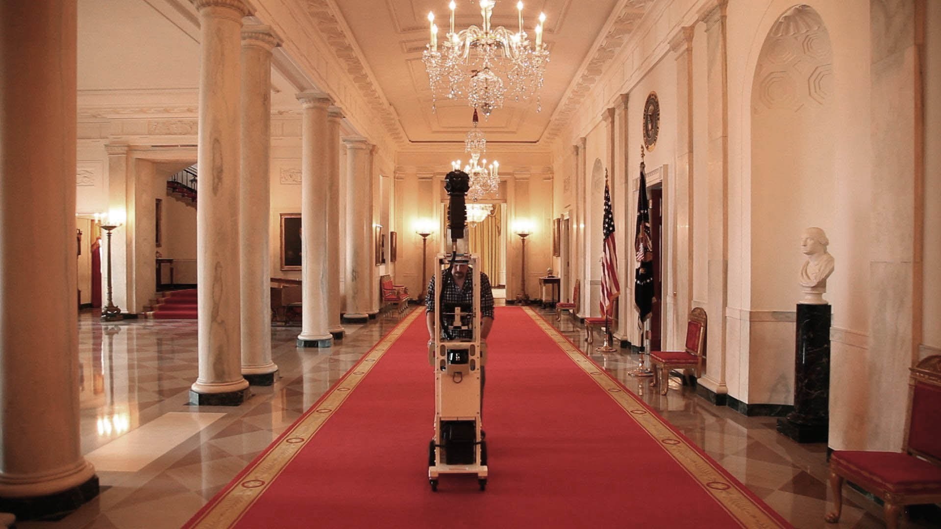 Lối đi lại trong Nhà Trắng được thiết kế với những cột tròn và hệ thống nội thất vô cùng tráng lệ. Thảm đỏ được trải mọi lối đi.