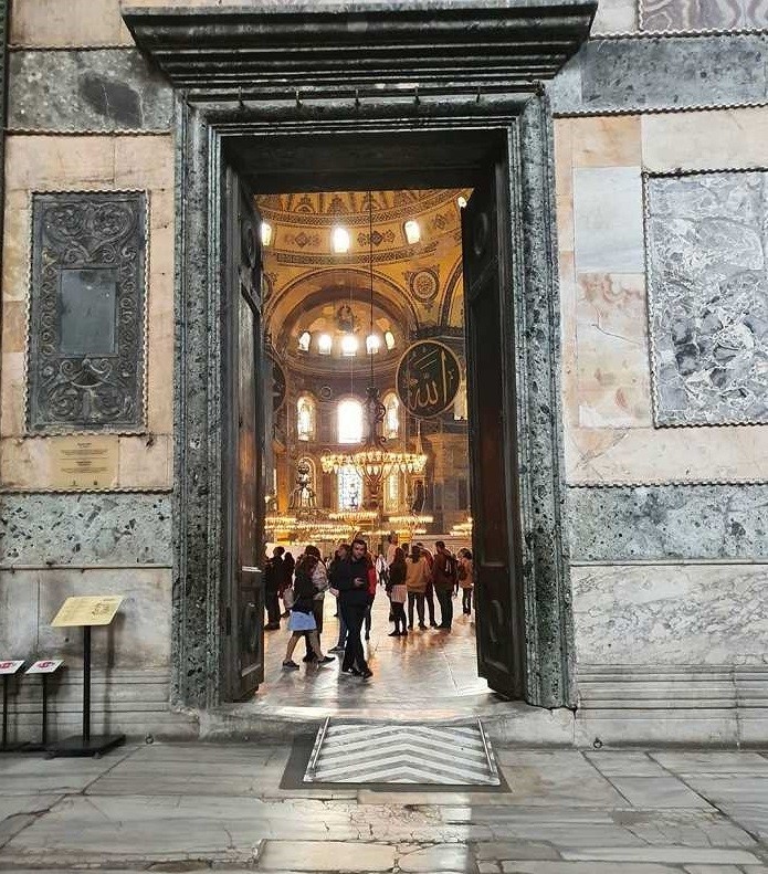 Nhà thờ Hagia Sophia có các họa tiết trang trí trên tường độc đáo