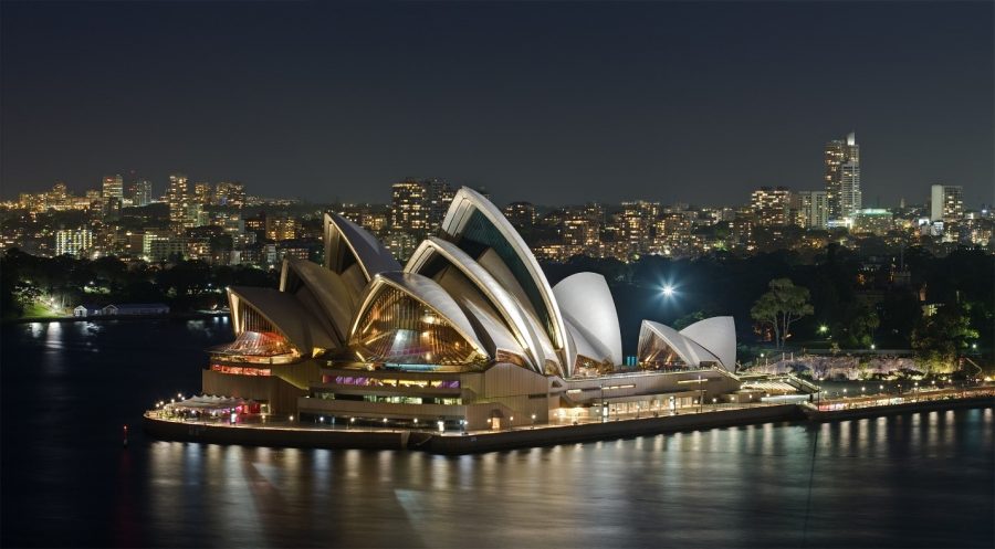 Nhà hát Opera Sydney tọa lạc trên diện tích 1.8 ha, dài 183m, rộng 120m