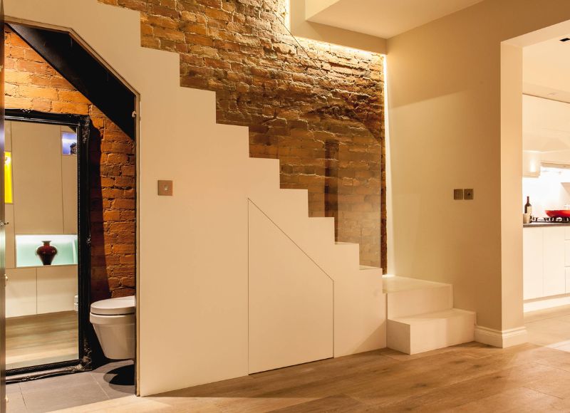 Ưu điểm và nhược điểm thiết kế toilet dưới cầu thang