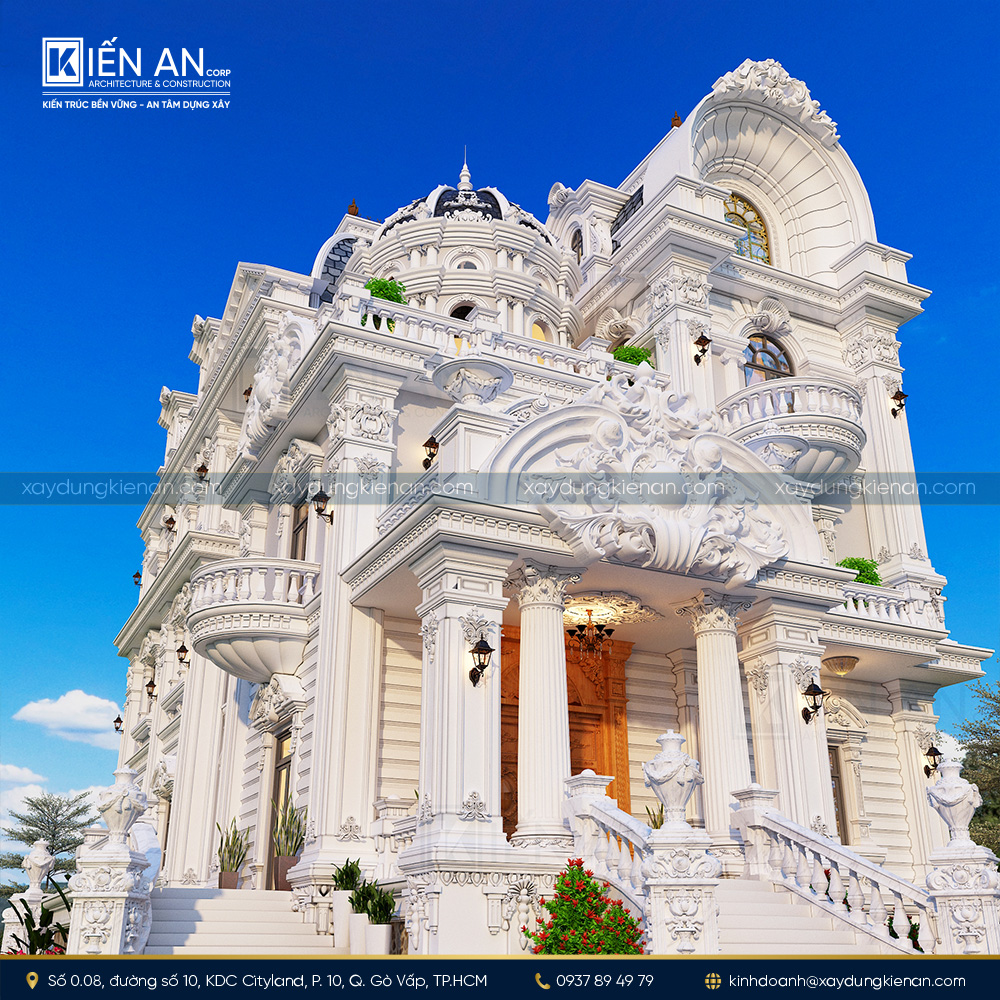 Cận cảnh cột trụ cổ điển với hoa văn uốn lượn tinh tế, thể hiện sự đẳng cấp và tỉ mỉ trong thiết kế ngoại thất.